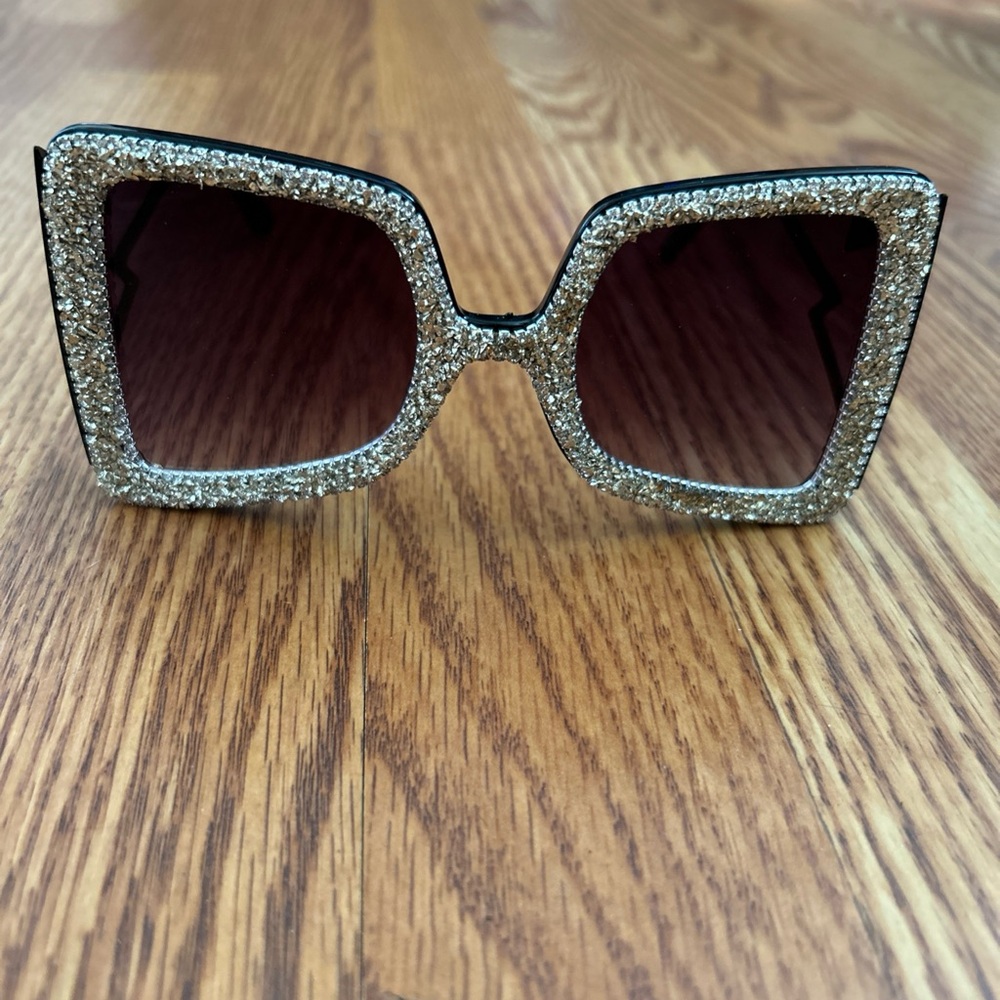 Elegant Rhinestone-Embellished Sunglasses